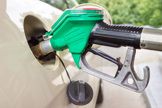Pistol grip filling car tank with gasoline