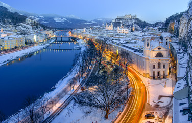 Naklejka premium Salzburg z fortecą w zimie