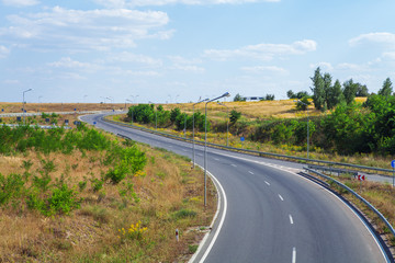 Naklejka premium speed asphalt-paved road anchorwoman from a city