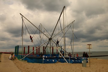 Trampolin am Strand 