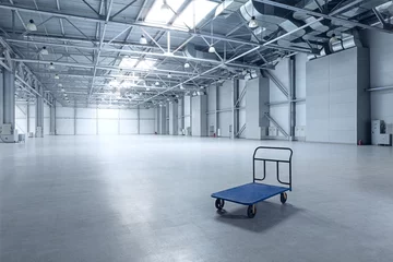 Store enrouleur tamisant Bâtiment industriel Modern empty storehouse