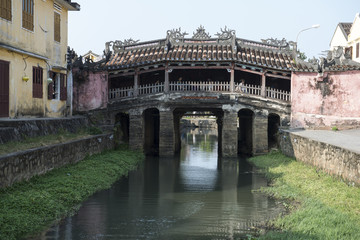 Lateral con rio del antiguo puente cubierto japonés en Hoi An, Vietnam © DiegoCalvi