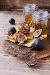 Slices of toast with figs and honey