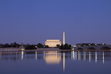 Abraham Lincoln Monument, Arlington Memorial Bridge and Washington Monument with reflection on Potomac River at sunset, Washington, DC, United States - obrazy, fototapety, plakaty
