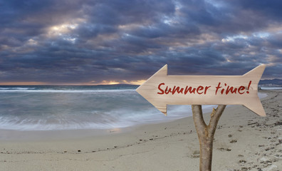 wooden sign indicating summer time
