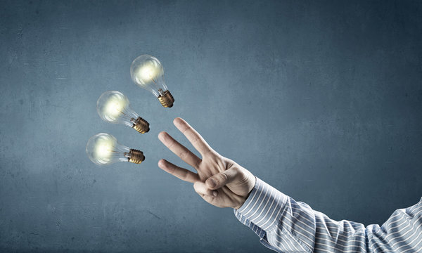 Man pointing light bulb