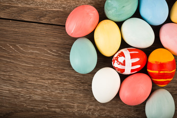 Obraz na płótnie Canvas Vintage colorful easter eggs on wood table background