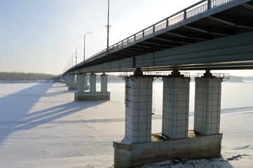 Fototapeta na wymiar Мост через реку Обь в Барнауле