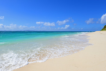 沖縄の美しいビーチと爽やかな空