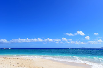 Fototapeta na wymiar 沖縄の青い海と爽やかな空