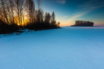 Obraz premium Beautiful cold morning on snowy winter countryside.