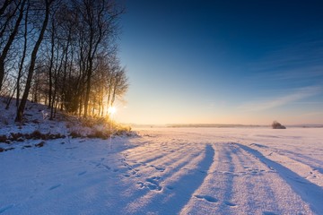 Fototapeta na wymiar Beautiful cold morning on snowy winter countryside.