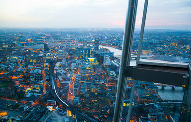 Fototapeta na wymiar LONDON, UK - JANUARY 27, 2015: panoramic view City of London at sunset