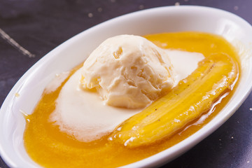 Sweet banana with ice acream