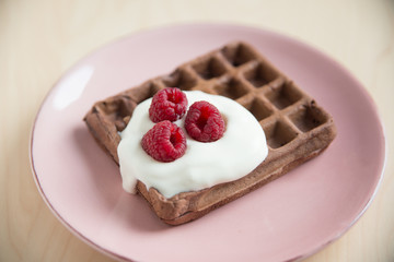 Schokoladenwaffeln mit frischen Beeren 