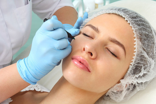 Preparation of the patient's face to a cosmetic procedure.