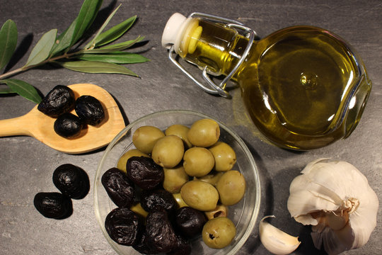 Oliven und Olivenöl mit Dekoration
