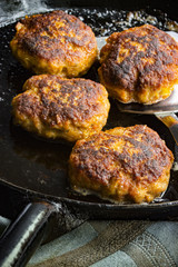 Vier Buletten in  einer Eisenpfanne mit Serviette