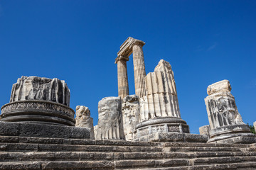 Fototapeta na wymiar Part of the columns in Didim