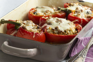 Gefüllte Paprika mit Käse überbacken in einer Auflaufform