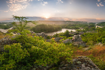 Obraz premium Morning landscape rising above the river mist sun