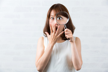 虫眼鏡　/ 驚く女性
