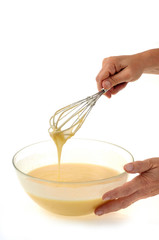 Préparation de la pâte à crêpe dans un saladier