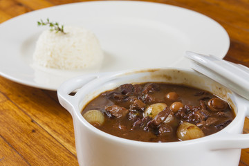Filet mignon with red wine sauce and onion.
