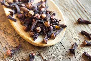 Organic cloves (spices)