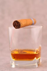 Kubanischer Rum und Zigarre