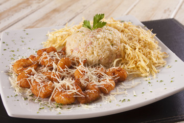 Breaded shrimp with rice and chips