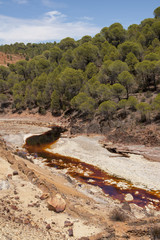 Fototapeta na wymiar Hermoso enclave turístico de las minas de Ríotinto en la provincia de Huelva, Andalucía