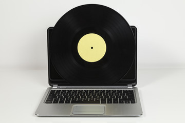 Schallplatte und Laptop