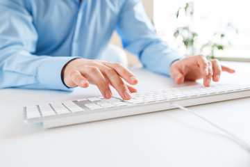 Men office worker typing on the keyboard - obrazy, fototapety, plakaty