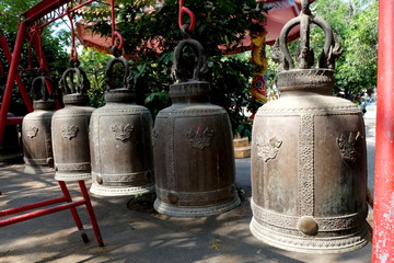Fototapeta na wymiar a bell in thai temple is hanging