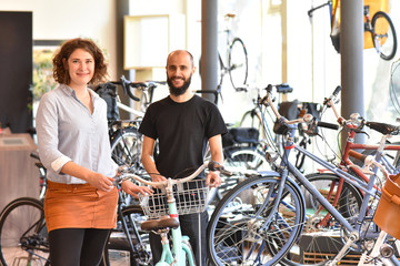Verkauf von Fahrrädern im Einzelhandel // people in bikeshop