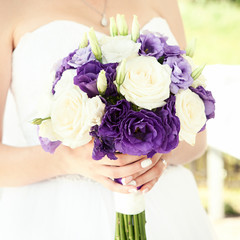 Obraz na płótnie Canvas Happy bride with beautiful wedding bouquet. Selective focus.