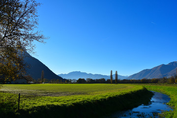 Un fiume in mezzo alla campagna