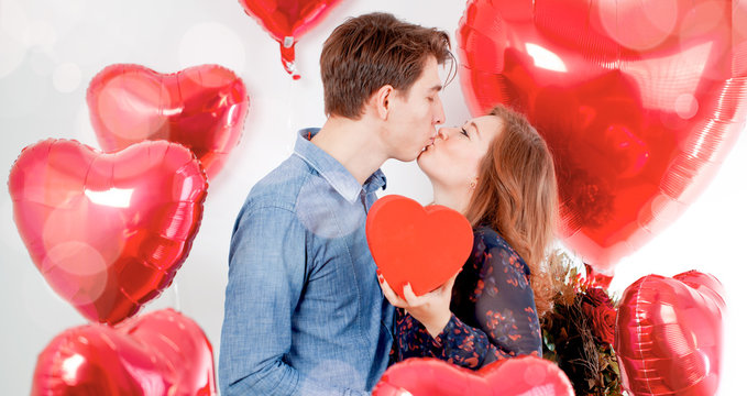 Valentinstag P&auml;rchen auf hellem hintergrund 