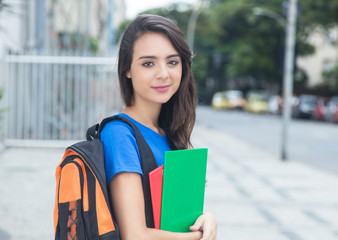 Junge Studentin auf dem Weg zur Uni