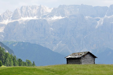 Fototapeta na wymiar Hütte am Sellamassiv