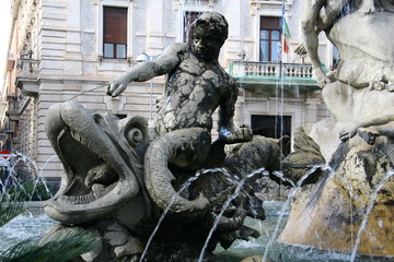Piazza Archimede mit dem Artemis-Brunnen in Syrakus, Sizilien, Italien - obrazy, fototapety, plakaty