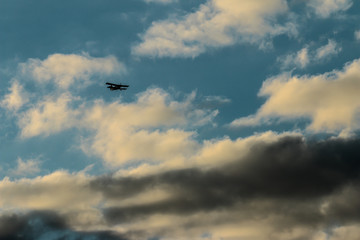 Fototapeta na wymiar Flugzeug am Himmel in den Wolken