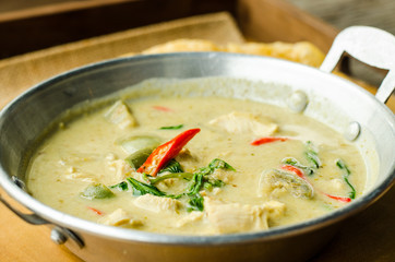 kind of Indian food made of flour with chicken green curry : Tra