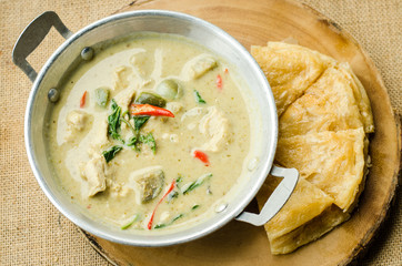 kind of Indian food made of flour with chicken green curry : Tra