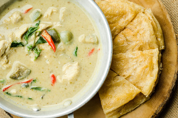 kind of Indian food made of flour with chicken green curry : Tra