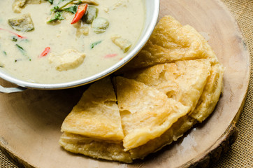 kind of Indian food made of flour with chicken green curry : Tra