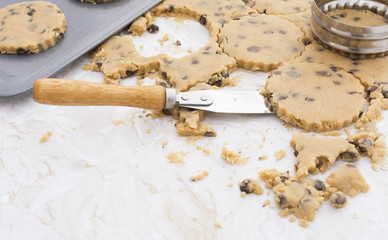 Cutting cookie dough and lifting with a palette knife