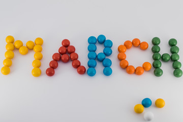 Bolas de colores formando la palabra March