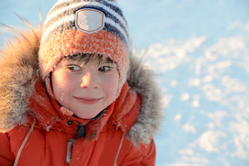 Fototapeta na wymiar Portrait of a boy on a frosty day